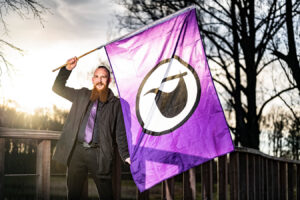 Arjan Bresser met Piratenpartijvlag